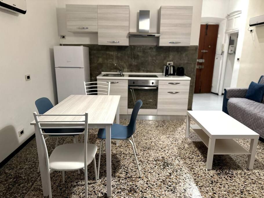Ridi Che Ti Passa In Vico Del Fieno Leilighet Genova Eksteriør bilde